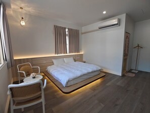 Desk, laptop workspace, free WiFi - JHIH FONG (Puli)