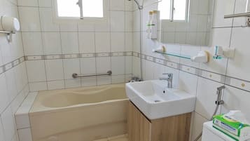 Comfort Double Room, Mountain View | Bathroom | Free toiletries, hair dryer, towels, shampoo