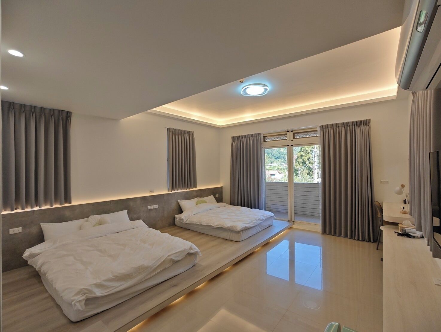 Comfort Quadruple Room, Mountain View | Desk, laptop workspace, WiFi (free), bed sheets