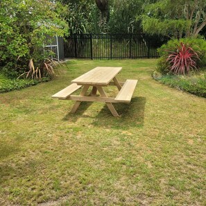 Outdoor dining - Cute cottage in peaceful countryside over looking river (Mihi)