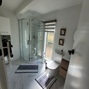 Bathroom - Cute cottage in peaceful countryside over looking river (Mihi)