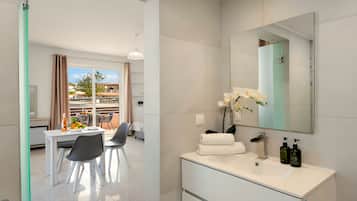 Studio, Balcony, Courtyard View | Bathroom | Shower, free toiletries, hair dryer, towels
