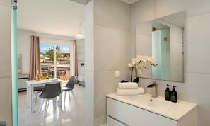 Estudio, balcón, vista al patio | Baño | Regadera, amenidades de baño gratuitas, secadora de cabello, toallas 