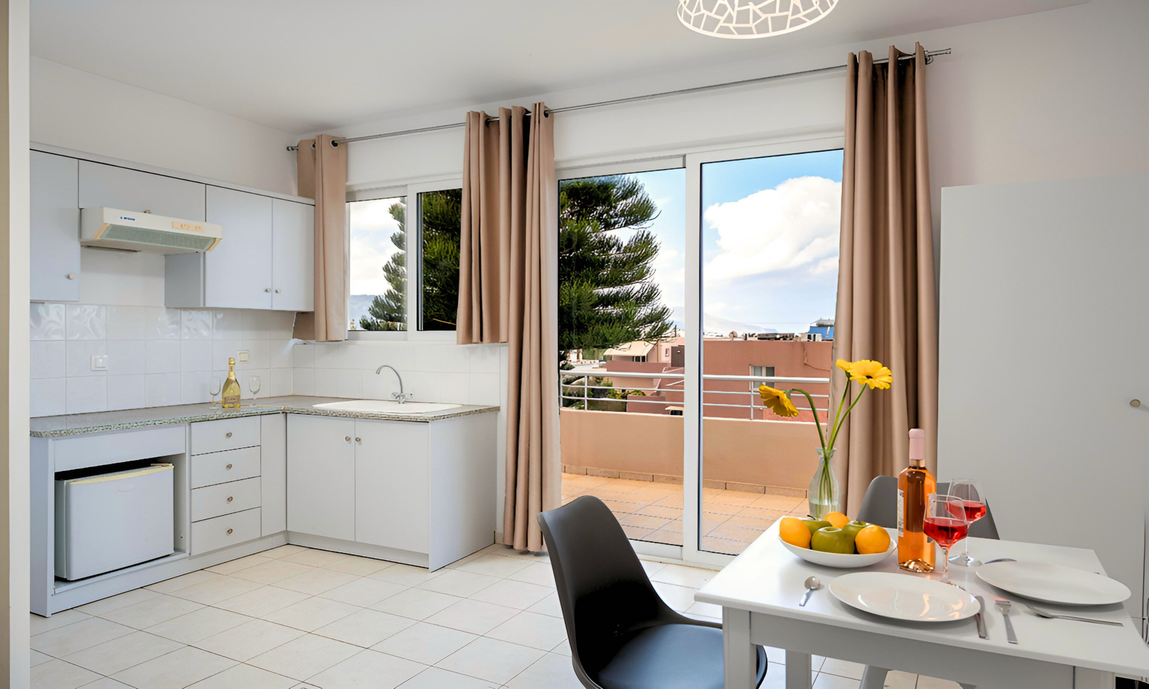 Apartment, Balkon, Blick auf den Innenhof | Eigene Küche