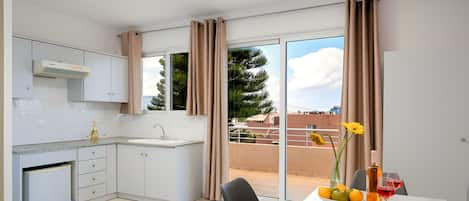 Appartement, balcon, vue cour intérieure | Cuisine privée