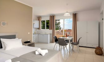 Apartment, Balcony, Courtyard View | Living area