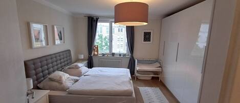 3 chambres, bureau, fer et planche à repasser, lit de bébé portatif