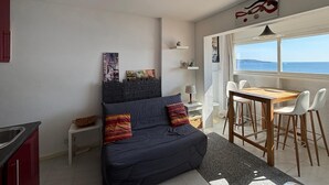 A bedroom with a bed, a desk, and a view of the sea. - Splendid apartment with sea view 50m from the beach with snack restaurant (Empuriabrava)