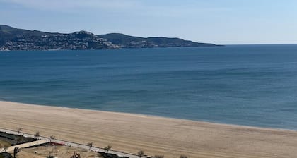 Splendid apartment with sea view 50m from the beach with snack restaurant