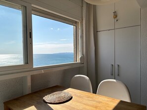 Dining - Splendid apartment with sea view 50m from the beach with snack restaurant (Empuriabrava)