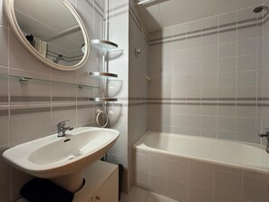 Hair dryer, towels, soap, toilet paper - Splendid apartment with sea view 50m from the beach with snack restaurant (Empuriabrava)