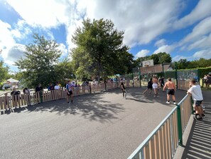 An outdoor basketball court surrounded by spectators. - Mobile home near Mimizan in a 4-star campsite (Aureilhan)