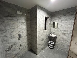 Shower, towels, soap - Fantastic Primium 7-bedroom hotel with AC in charming Ahmedabad (Ahmedabad)
