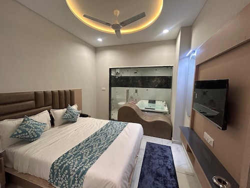 Fantastic Primium 7-bedroom hotel with AC in charming Ahmedabad