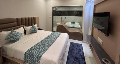 Fantastic Primium 7-bedroom hotel with AC in charming Ahmedabad