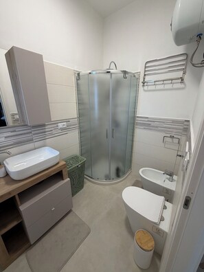 Dusj, bidé, håndklær og såpe