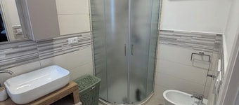 Newly built vacation home sleeps 4 a few steps from the sea