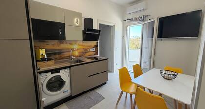 Newly built vacation home sleeps 4 a few steps from the sea