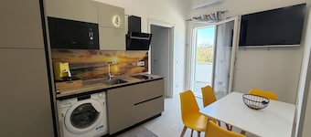 Newly built vacation home sleeps 4 a few steps from the sea