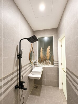 Deluxe Double Room | Bathroom | Shower, hair dryer, slippers, towels - Thai Thinh Hotel Phan Thiet  (Phan Thiet)