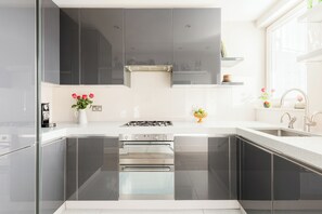 Refrigerador, horno, parrilla de estufa y lavavajillas 