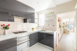 Kühlschrank, Ofen, Herdplatte, Geschirrspüler