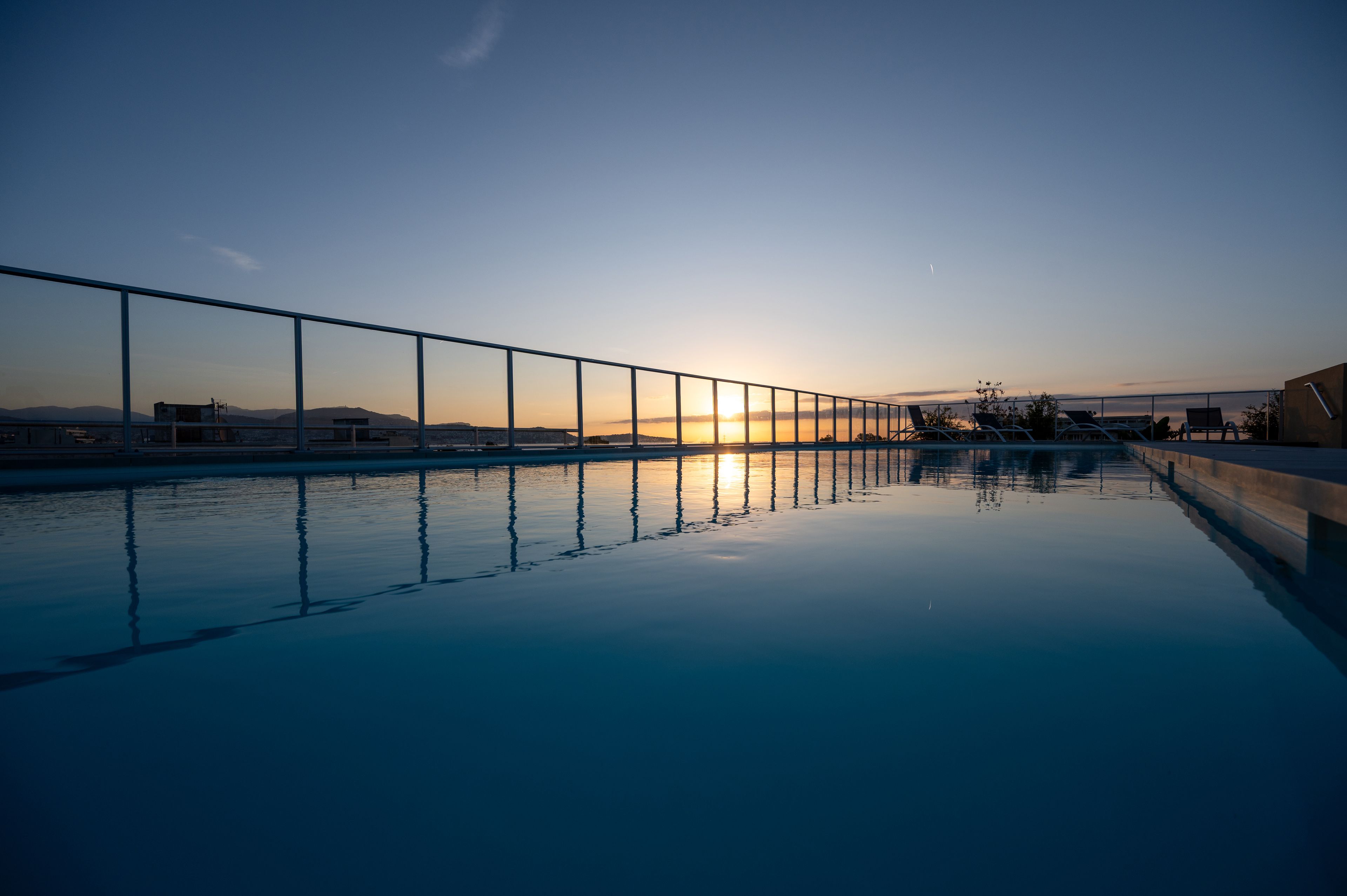 Une piscine offrant une vue dégagée sur le coucher de soleil.