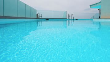 Piscina interna, piscina externa sazonal, espreguiçadeiras