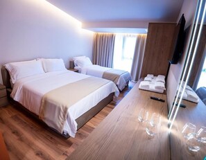 Chambre triple Confort, balcon, vue sur le jardin | Coffre-fort, bureau, système d’insonorisation, accès au Wi-Fi (inclus)