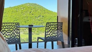 Une chambre à coucher avec un lit, une table et deux chaises.