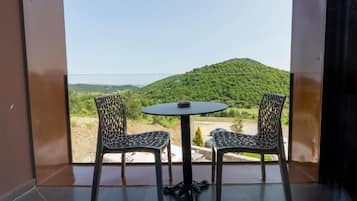 Doppia Comfort, balcone, vista giardino | Ristorazione all'aperto