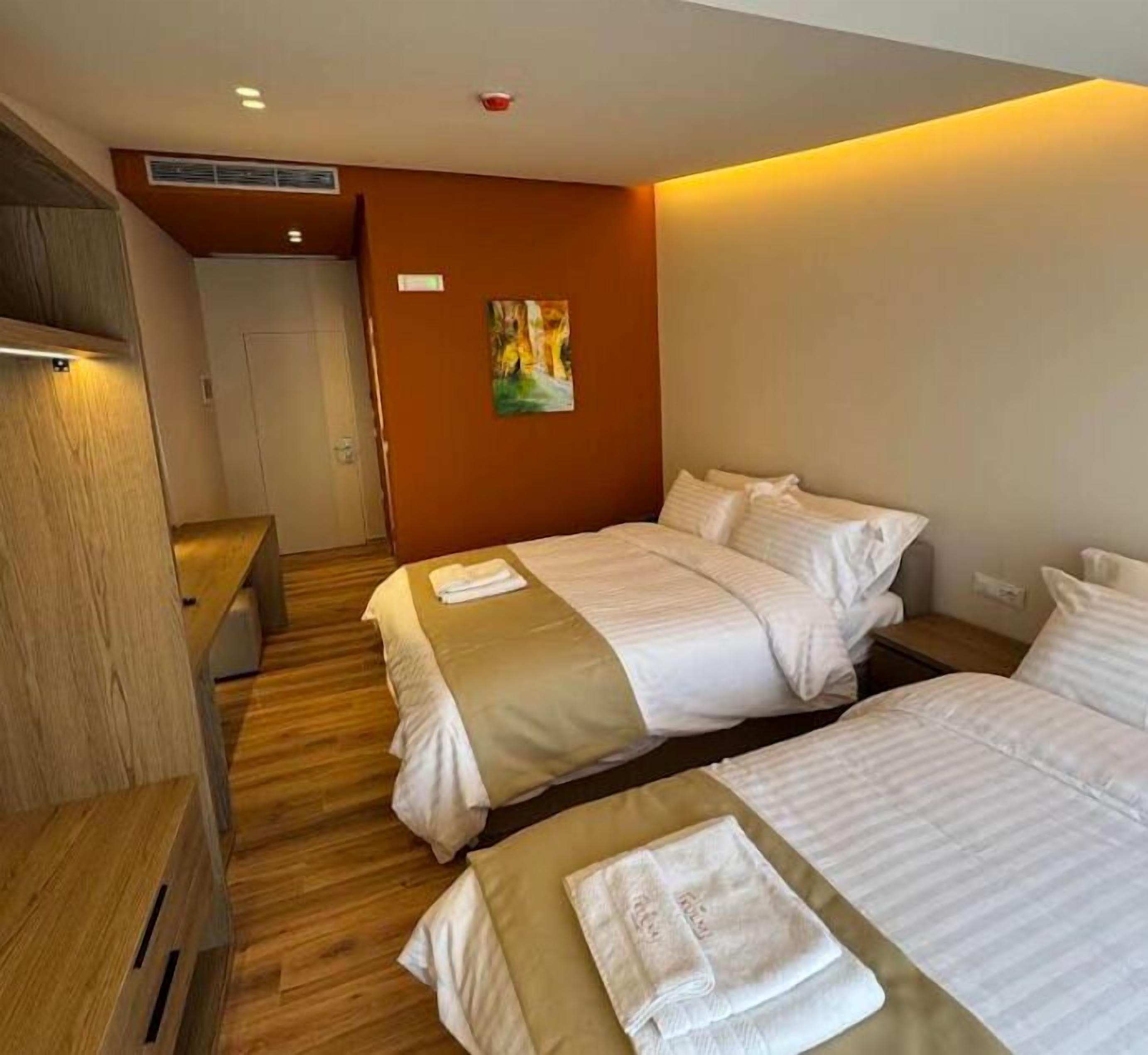 Habitación triple Confort, balcón, vista al jardín | Caja de seguridad en la habitación, escritorio y insonorización 