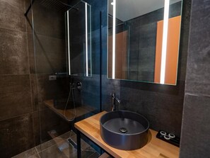 Habitación doble Confort, balcón, vista al jardín | Baño | Amenidades de baño gratuitas, secadora de cabello, pantuflas, toallas 