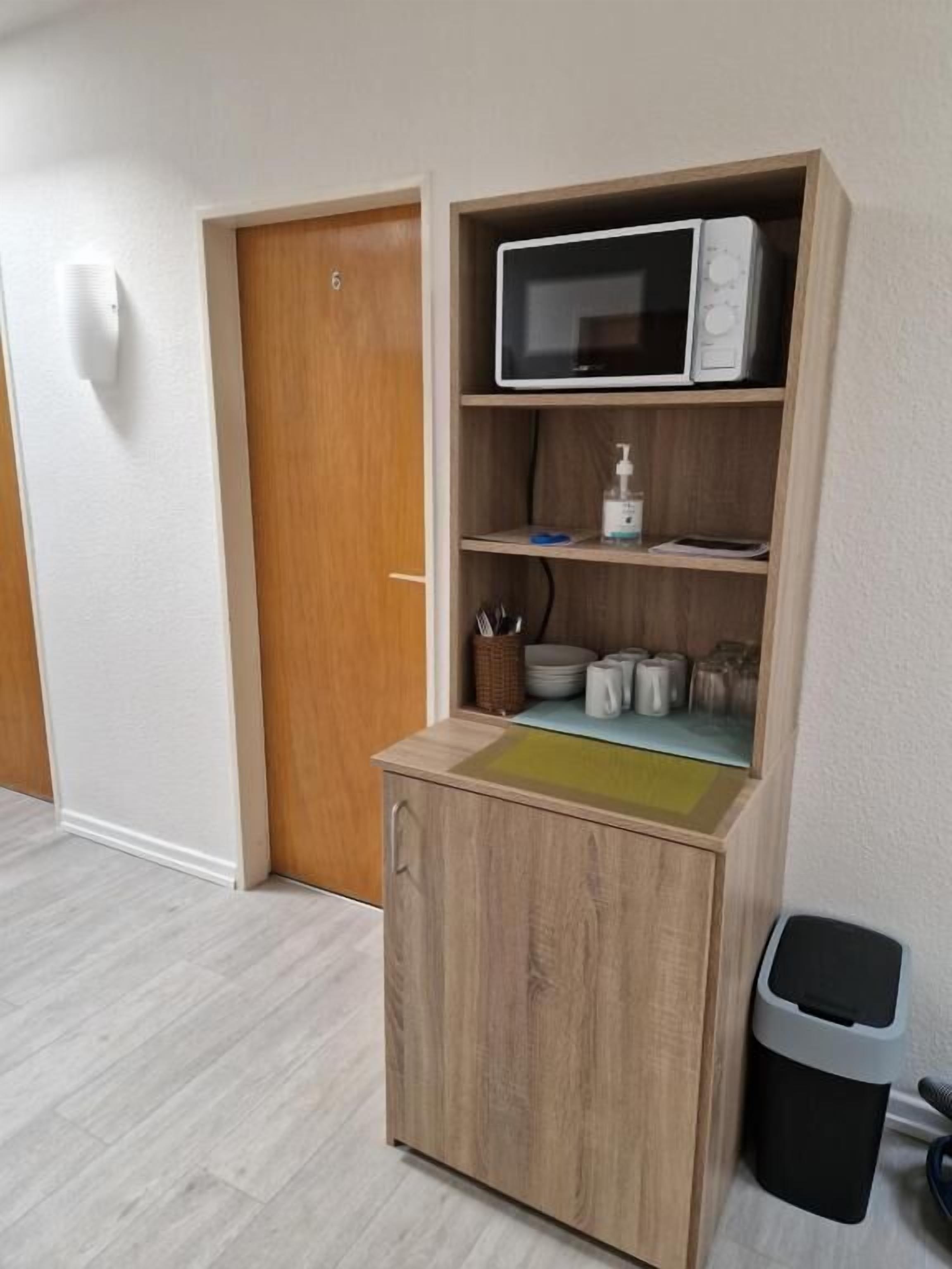 Single Room, Shared Bathroom | Interior