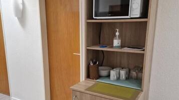 Single Room, Shared Bathroom | Interior