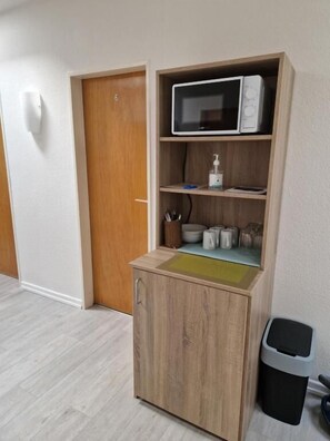 Single Room, Shared Bathroom | Interior - Hotel Ladage (Frankfurt)