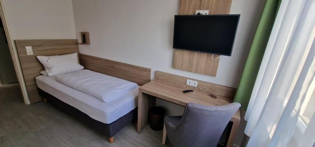Single Room, Shared Bathroom | Desk, iron/ironing board, travel crib, free WiFi