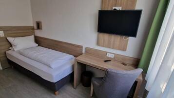 Single Room, Shared Bathroom | Desk, iron/ironing board, travel crib, free WiFi