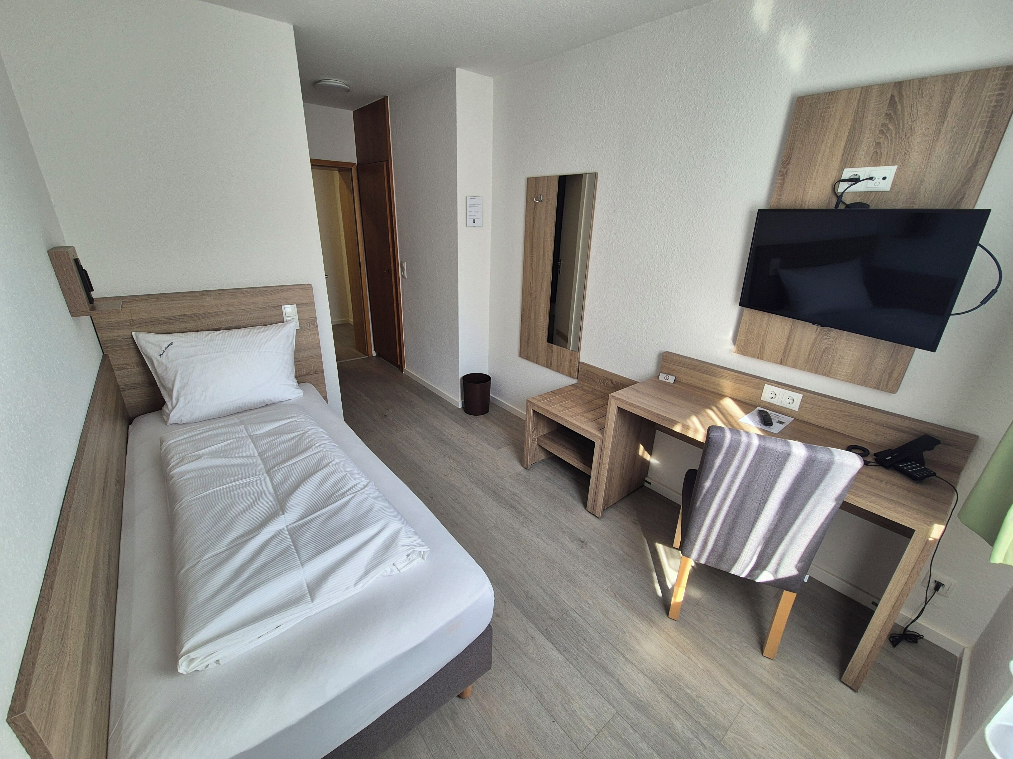 Single Room | Desk, iron/ironing board, travel crib, free WiFi