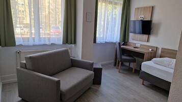 Twin Room | Living area | 32-inch flat-screen TV with satellite channels