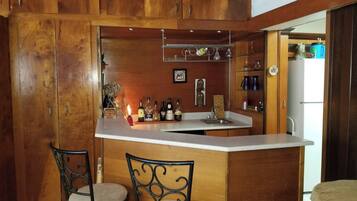 Casa, 3 habitaciones, patio | Bar (en la propiedad)
