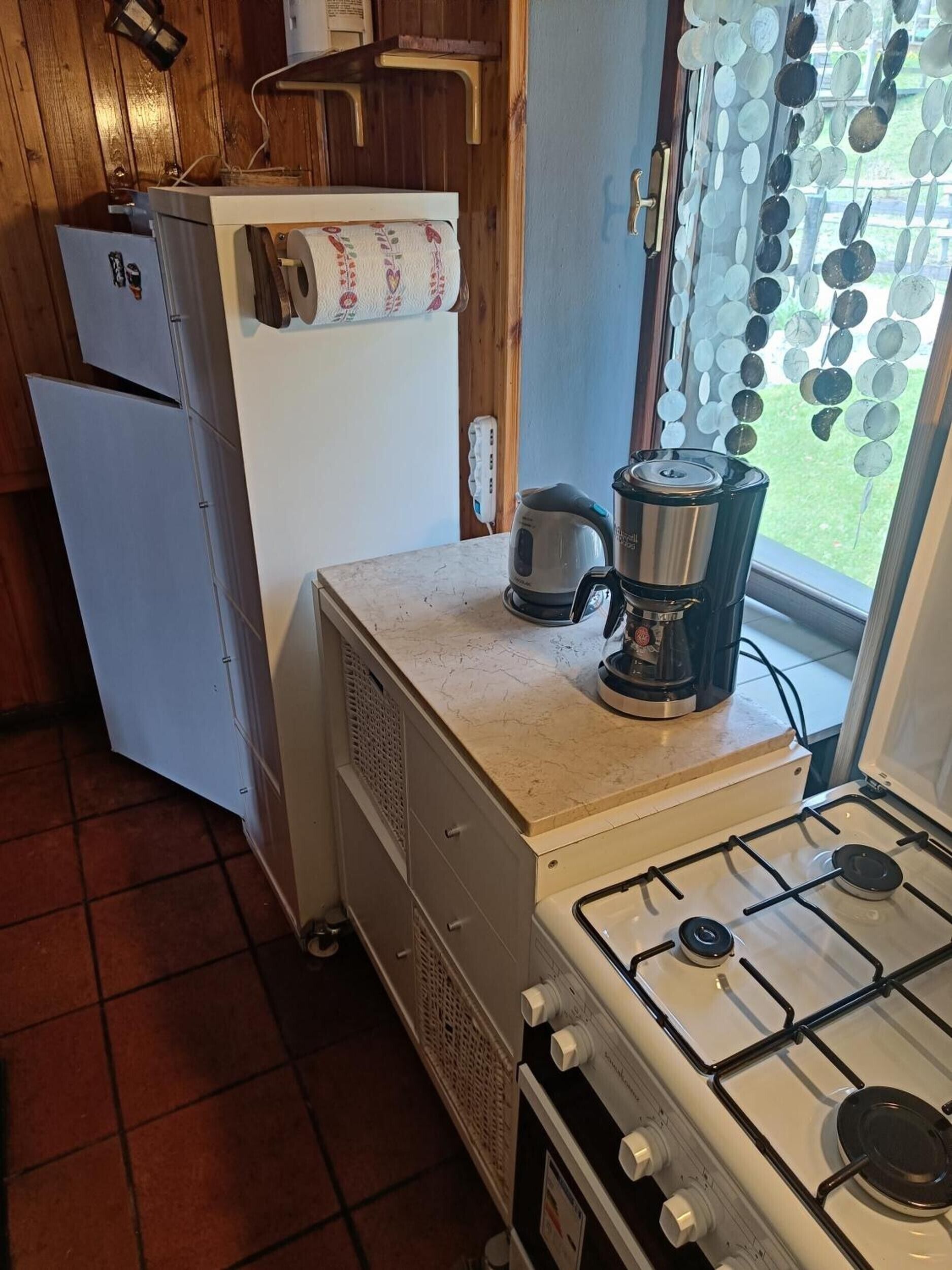 Een koelkast, een oven, een kookplaat, een koffiezetapparaat/waterkoker