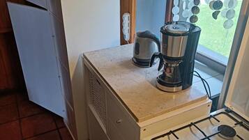 Een koelkast, een oven, een kookplaat, een koffiezetapparaat/waterkoker