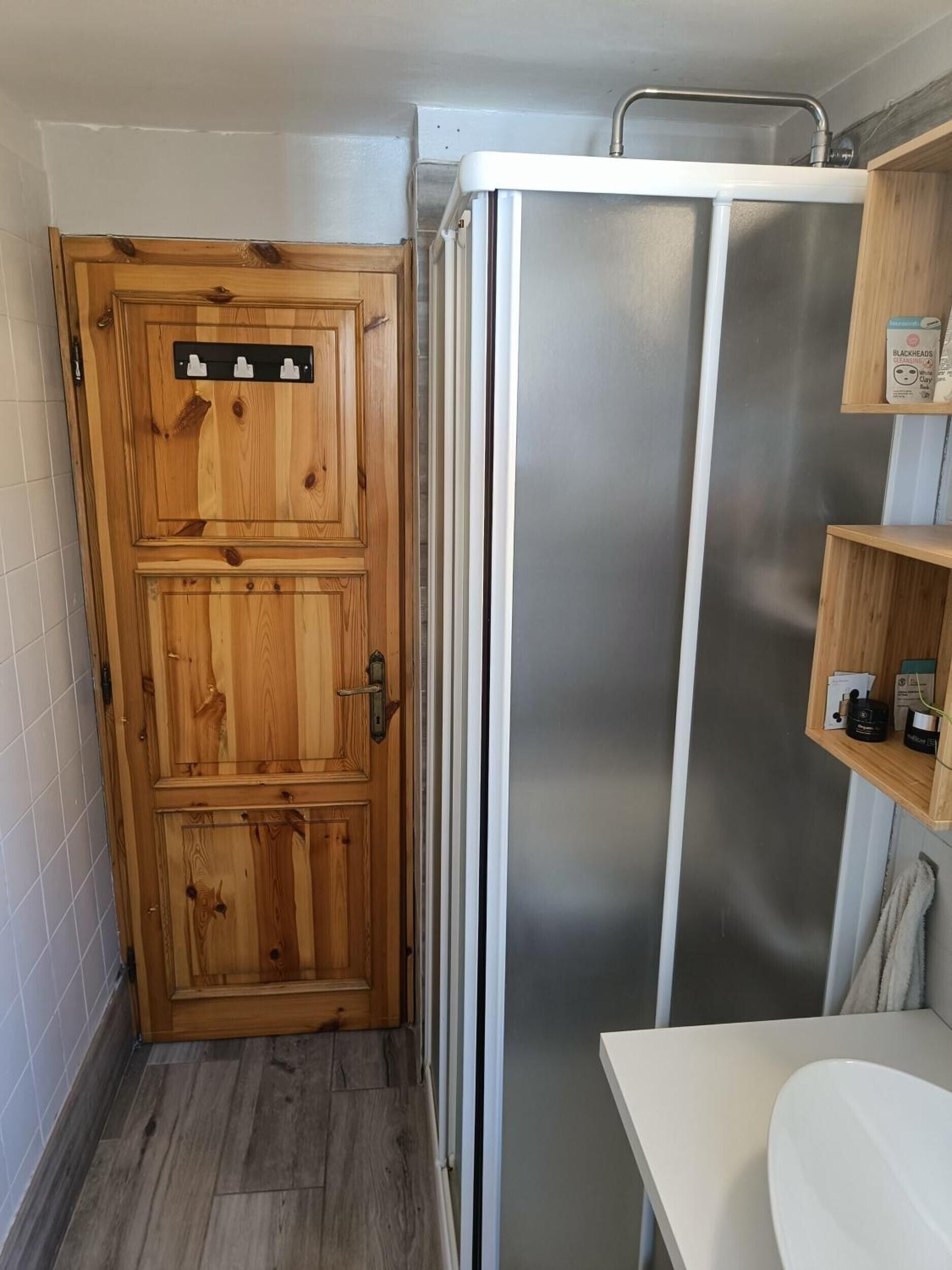 Douche, séchoir à cheveux, serviettes fournies