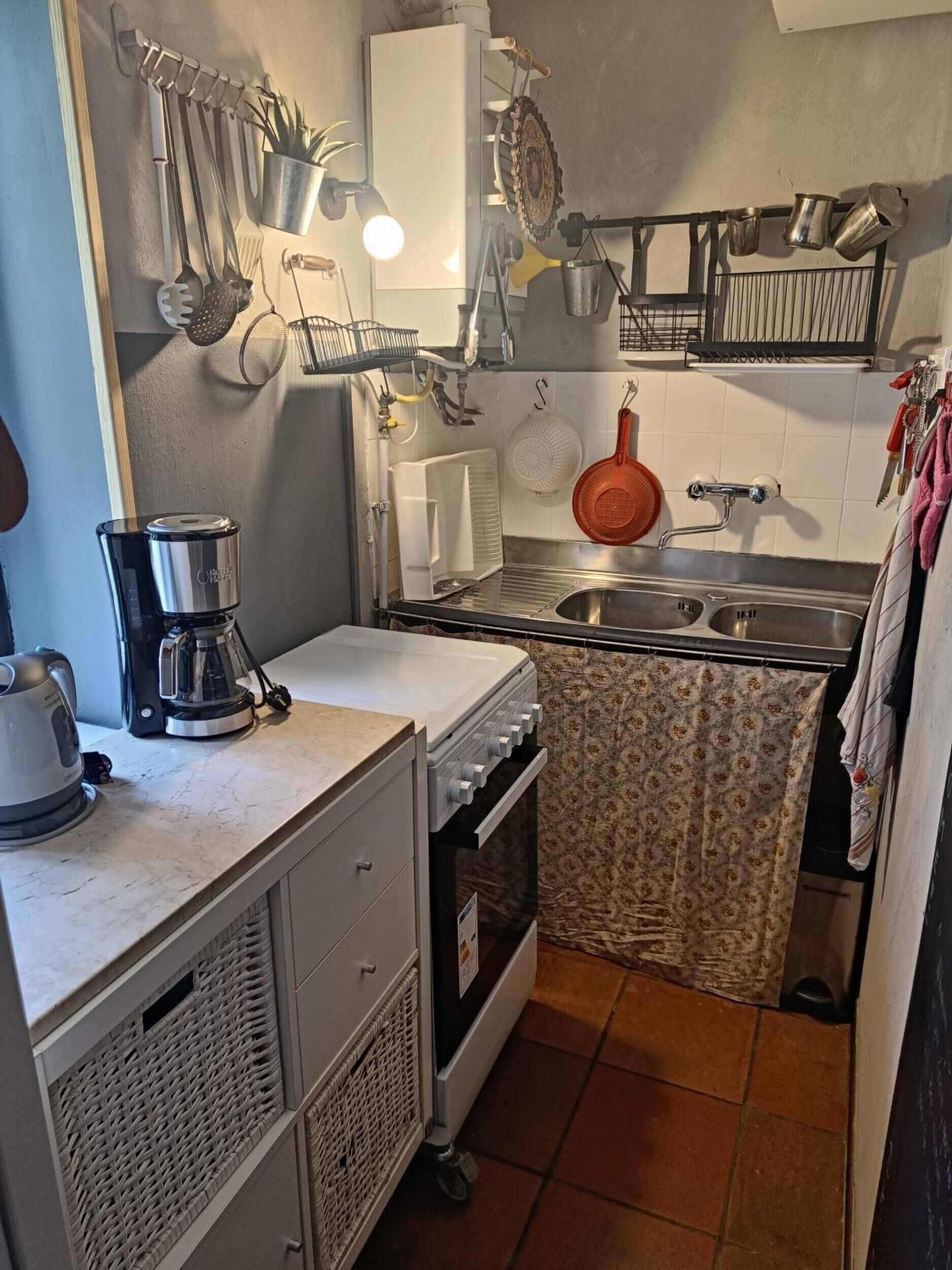Kjøleskap, ovn, kokeplater og kaffetrakter/tekoker