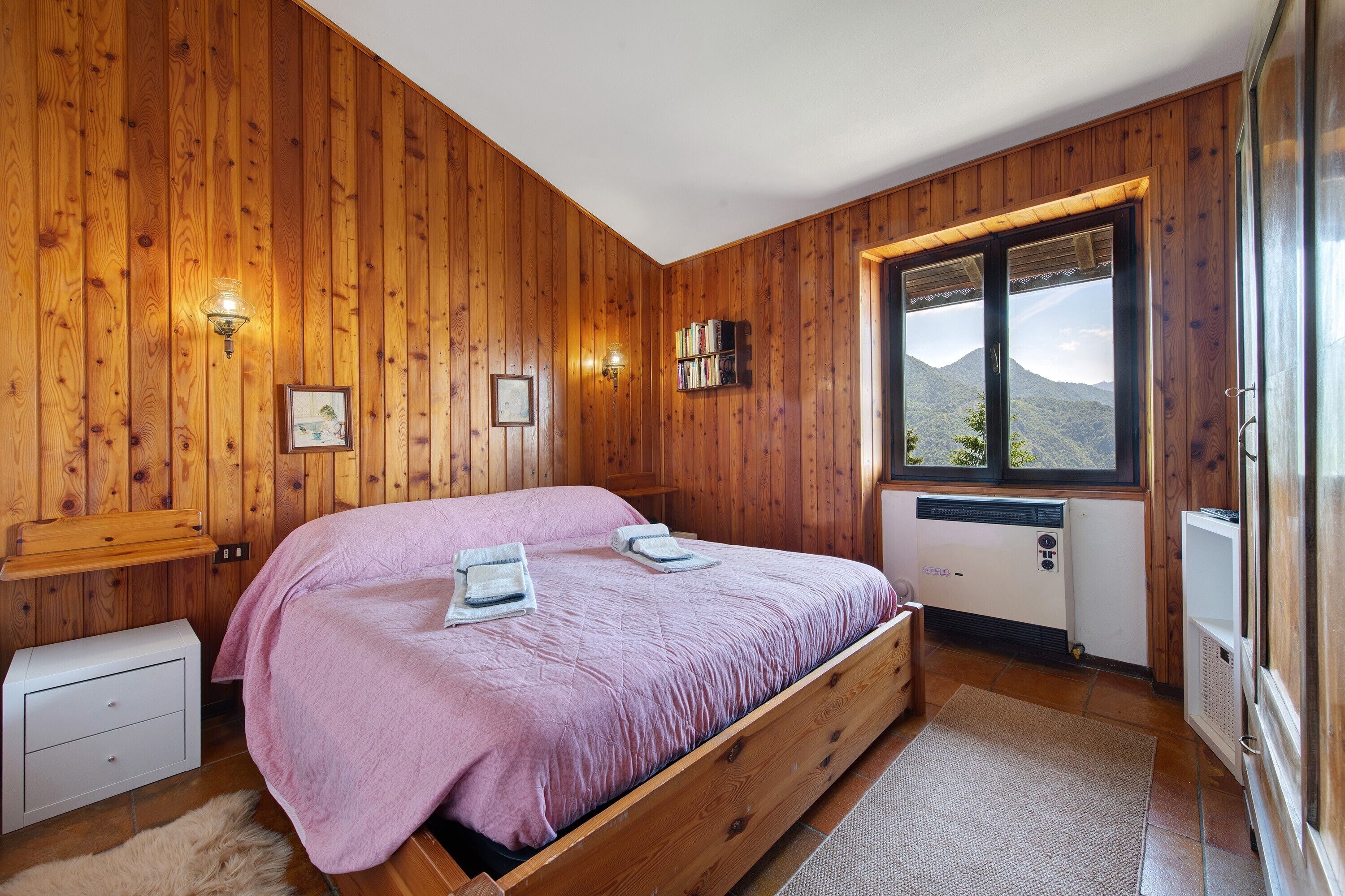 2 bedrooms, WiFi, bed sheets, wheelchair access