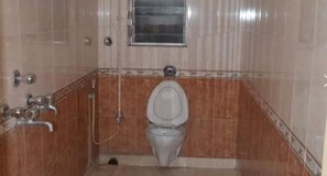 Shower, free toiletries, towels, soap - Hotel Reliance (Durgapur)