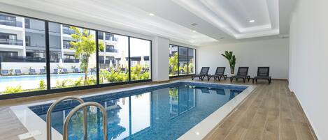Piscine intérieure, piscine extérieure