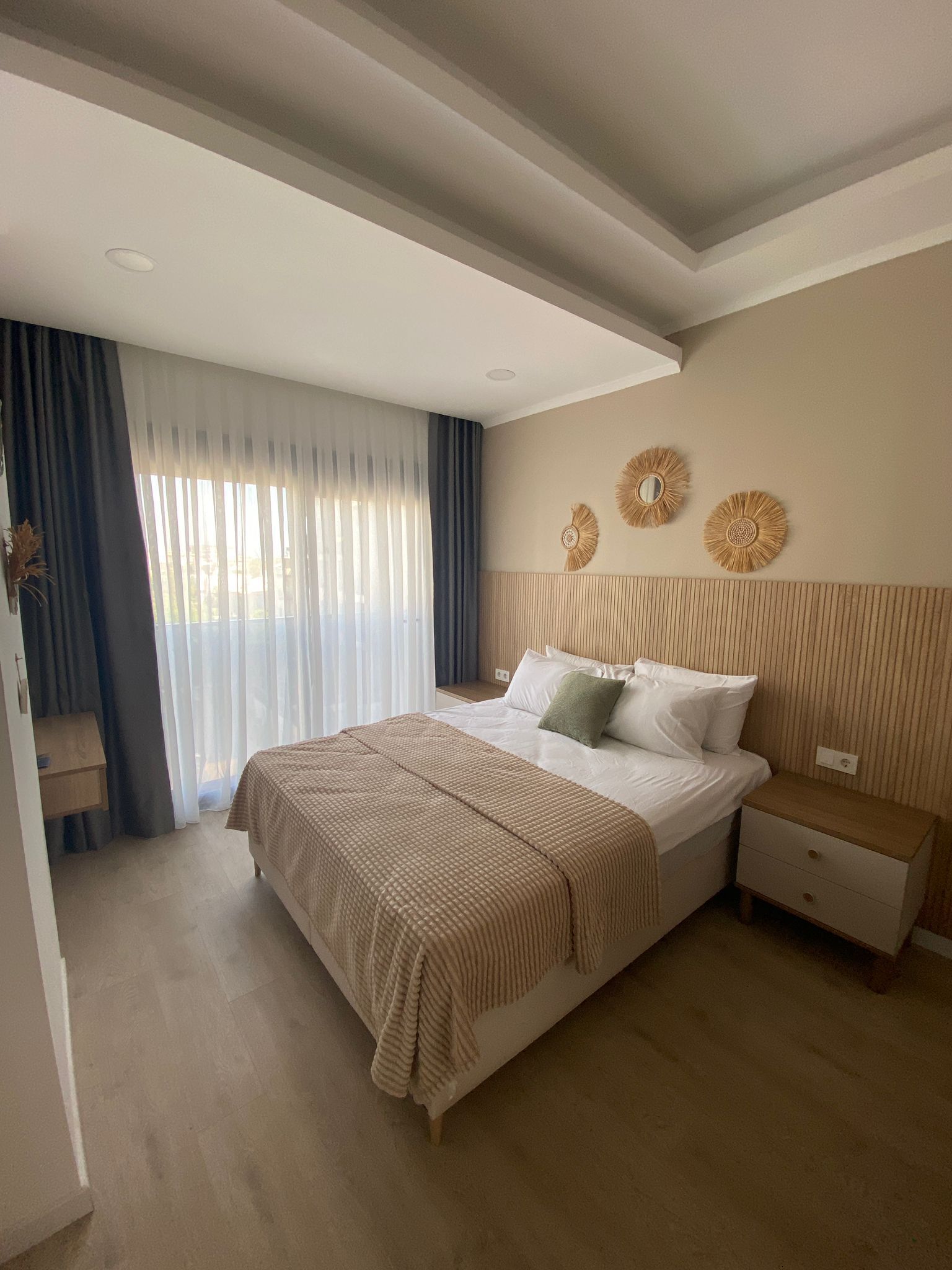 Deluxe-huoneisto, parveke | Kannettavalle tietokoneelle sopiva työtila, ilmainen Wi-Fi