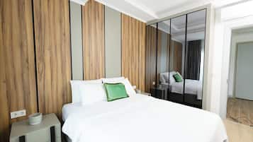 Une chambre à coucher moderne avec un lit, une table de chevet et un meuble-miroir.